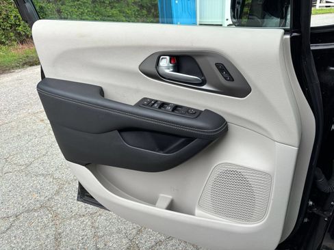 Used 2024 Chrysler Pacifica Touring-L FWD image 18