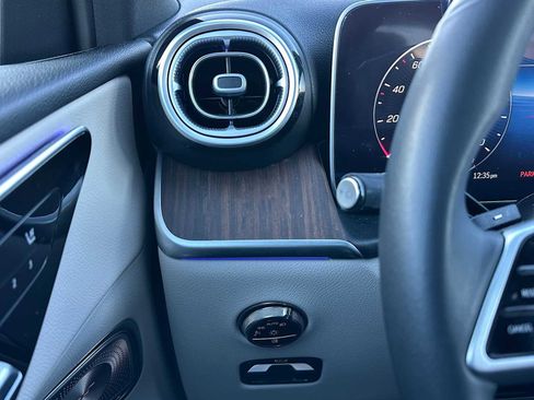 Used 2025 Mercedes-Benz GLC 350e 4MATIC image 31