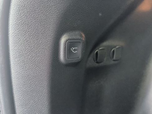 Used 2019 Jeep Cherokee Limited AWD/4WD image 14