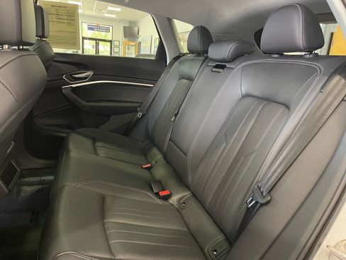 Used 2023 Audi e-tron Premium Plus w/ Premium Plus Package AWD/4WD image 35