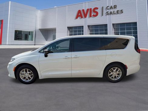 Used 2025 Chrysler Pacifica Select image 10