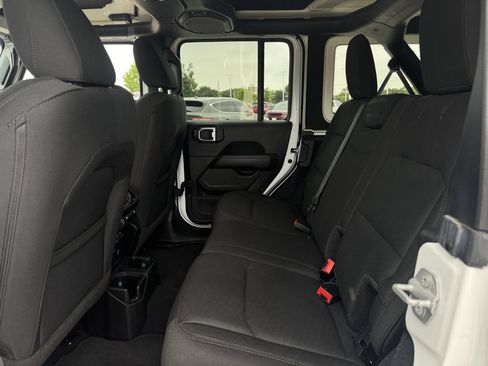 Used 2022 Jeep Wrangler Unlimited Sahara AWD/4WD image 25