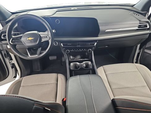Used 2025 Chevrolet Traverse LT FWD image 11