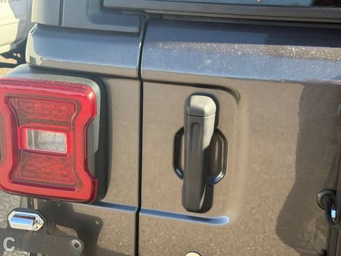Used 2019 Jeep Wrangler Unlimited Sahara AWD/4WD image 10