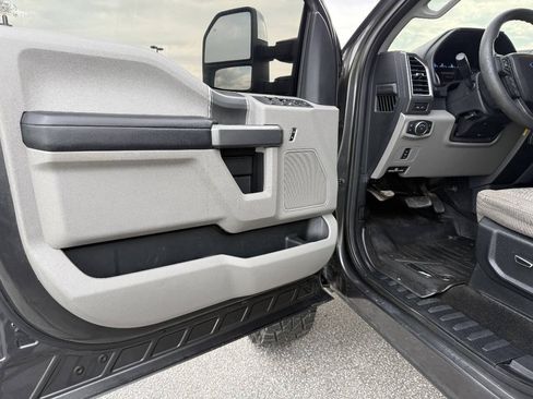 Used 2017 Ford F250 XLT w/ XLT Premium Package AWD/4WD image 14