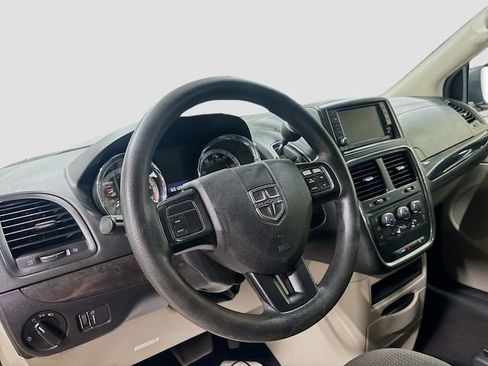Used 2018 Dodge Grand Caravan SE FWD image 9