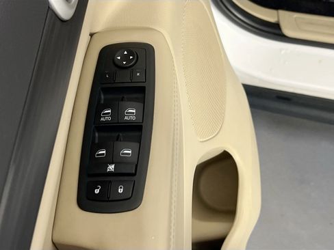 Used 2022 Jeep Grand Cherokee Laredo E image 18