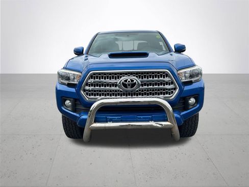 Used 2017 Toyota Tacoma TRD Sport AWD/4WD image 3