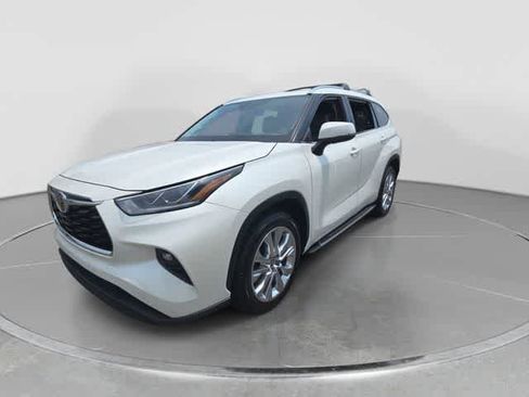 Used 2021 Toyota Highlander Limited FWD image 4