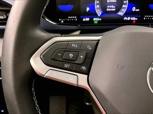 Used 2023 Volkswagen Taos SE w/ Panoramic Sunroof Package FWD image 27