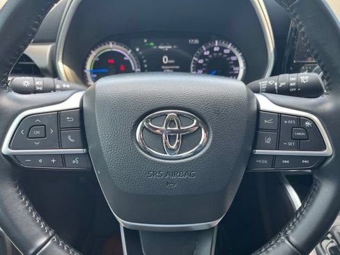 Used 2024 Toyota Highlander XLE AWD/4WD image 11