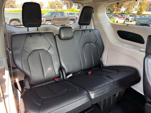 Used 2021 Chrysler Pacifica Touring-L image 27