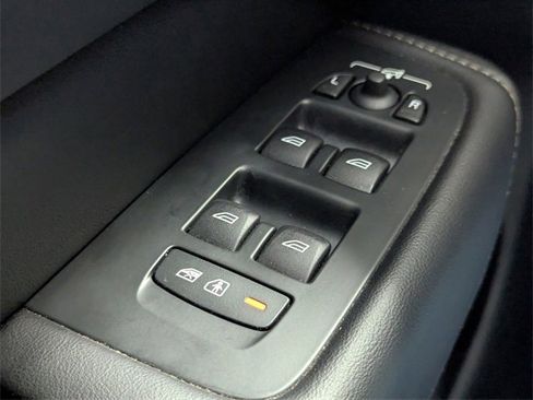 Used 2023 Volvo XC60 B5 Ultimate w/ Climate Package image 17