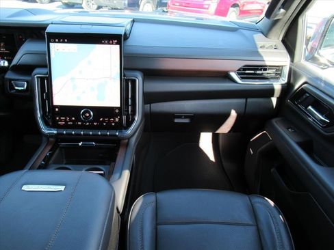 Used 2025 GMC Yukon XL Denali image 14