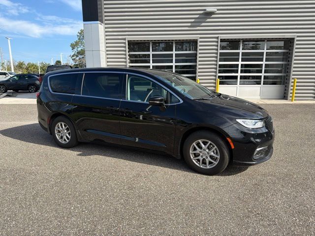 Used 2024 Chrysler Pacifica Touring-L FWD image 2