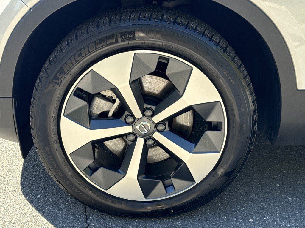 Used 2025 Volvo XC40 B5 Plus AWD/4WD image 12