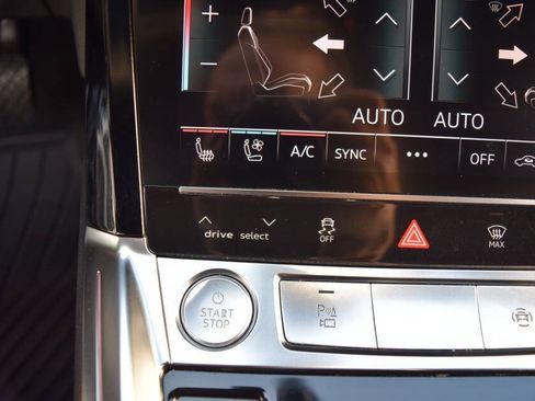 Used 2019 Audi e-tron Prestige w/ Prestige Package AWD/4WD image 57