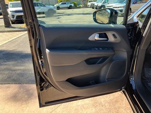 New 2027 Chrysler Pacifica Select FWD image 4
