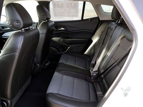 Used 2025 Chevrolet Trax LT w/ LT Convenience Package image 18