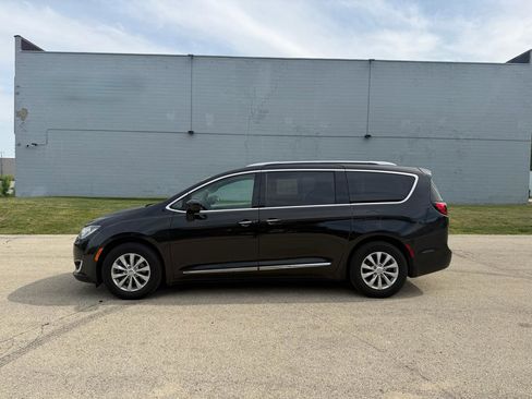 Used 2018 Chrysler Pacifica Touring-L FWD image 4