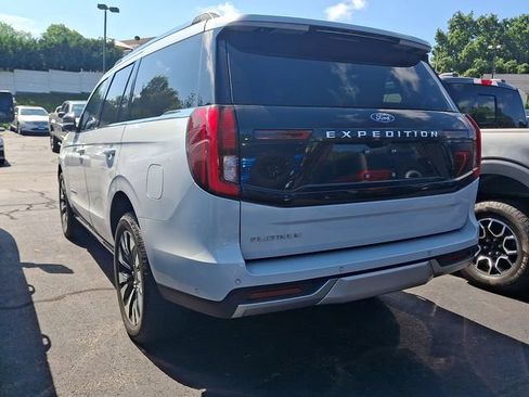 Used 2025 Ford Expedition Platinum w/ Driver's Package AWD/4WD image 3