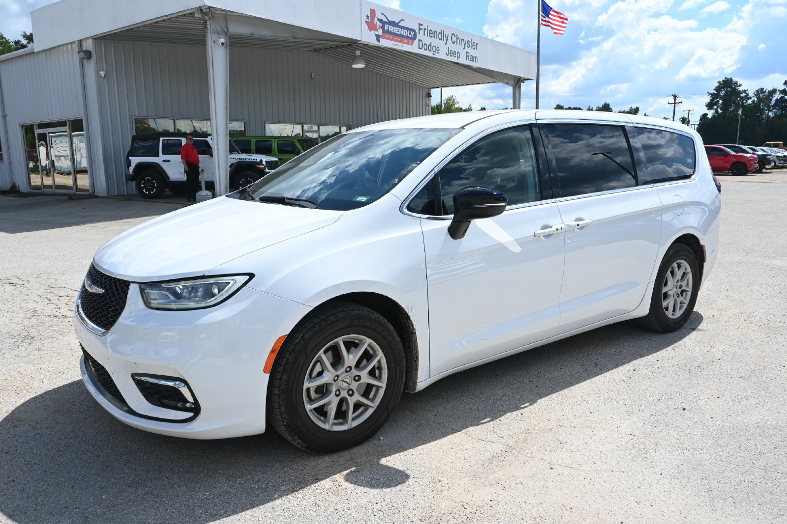 Used 2024 Chrysler Pacifica Touring-L FWD image 5