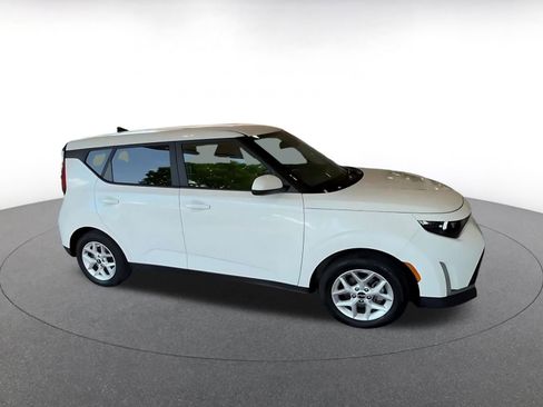 Used 2025 Kia Soul LX w/ LX Technology Package FWD image 2