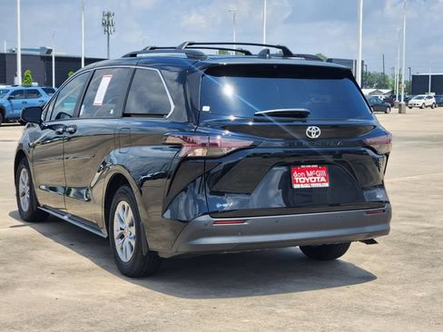 Certified 2026 Toyota Sienna XLE FWD image 5
