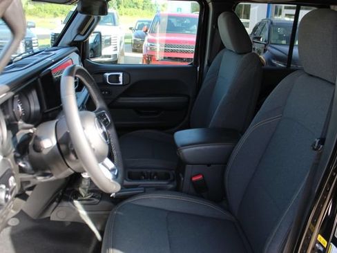 Used 2025 Jeep Wrangler Unlimited Sahara AWD/4WD image 16