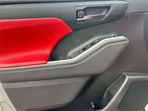 Used 2023 Toyota Highlander LE image 20