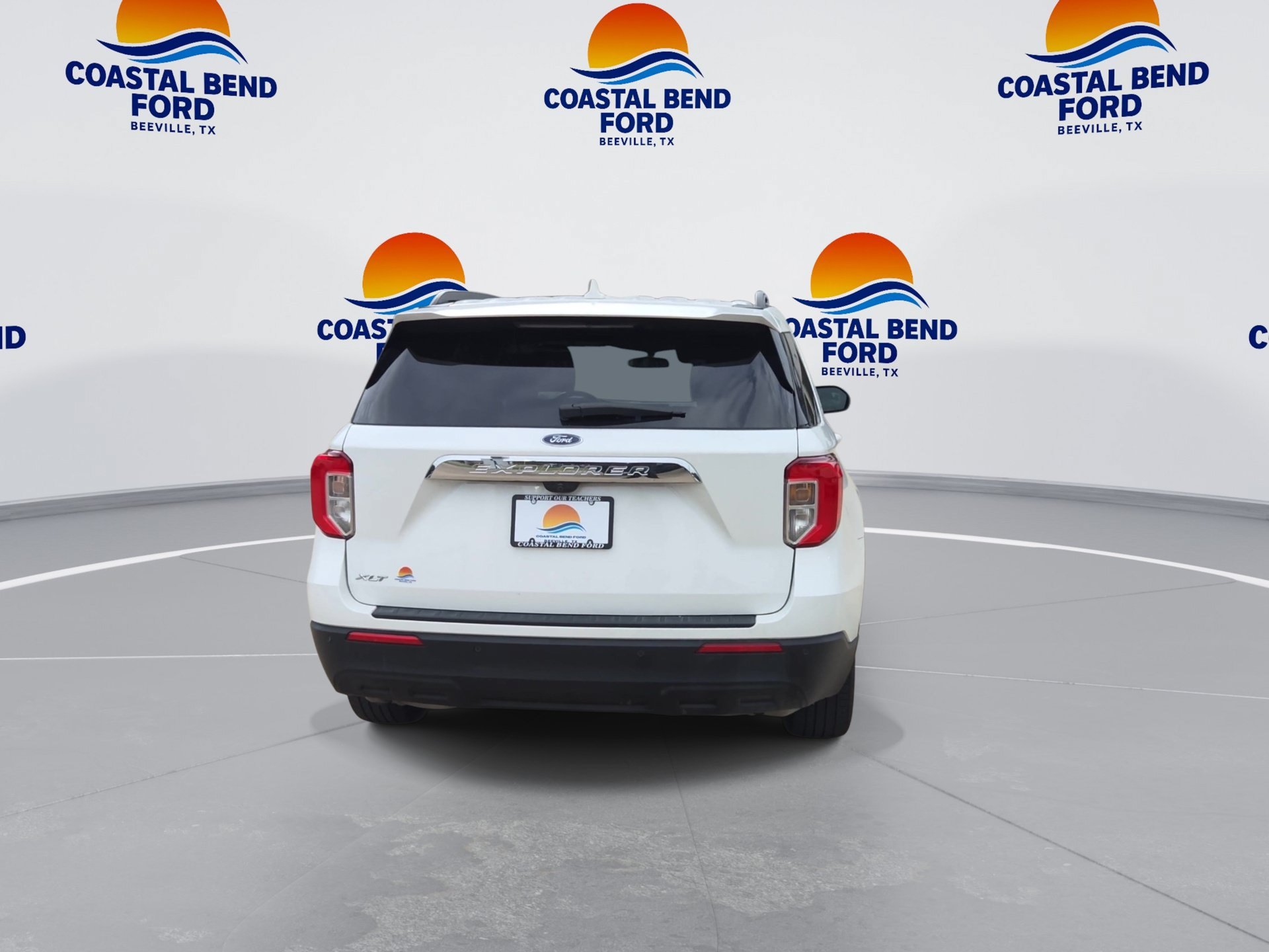 Used 2024 Ford Explorer XLT RWD image 7