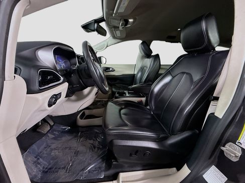 Used 2023 Chrysler Pacifica Touring-L image 22