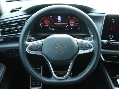 Used 2025 Volkswagen Atlas Peak Edition SE image 22