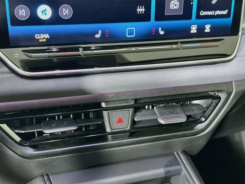 Used 2026 Volkswagen Tiguan SE FWD image 23