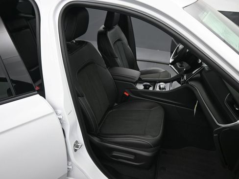 New 2025 Jeep Grand Cherokee Altitude image 19