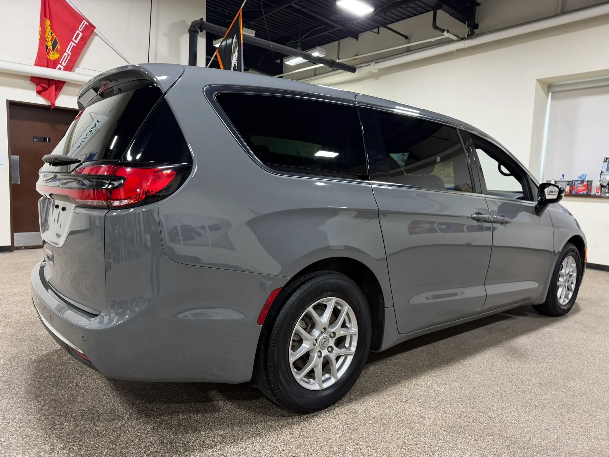 Used 2025 Chrysler Pacifica Select FWD image 16