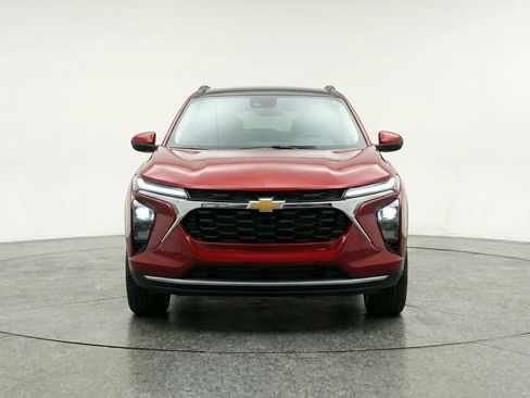 Used 2025 Chevrolet Trax LT w/ LT Convenience Package FWD image 2