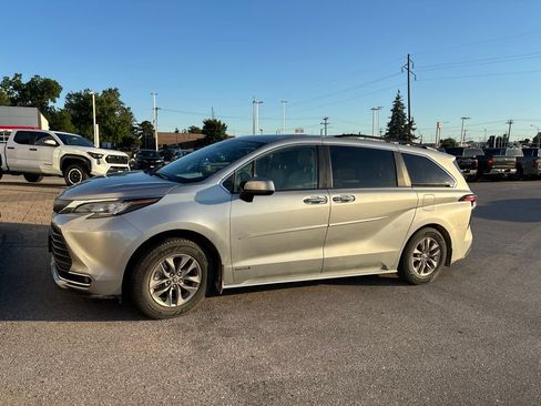 Used 2021 Toyota Sienna XLE w/ XLE Plus Package FWD image 1