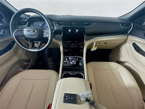 New 2025 Jeep Grand Cherokee Limited w/ Black Appearance Package image 9