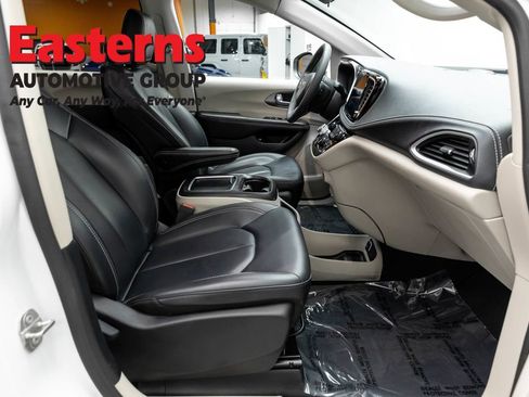 Used 2023 Chrysler Pacifica Touring-L FWD image 23