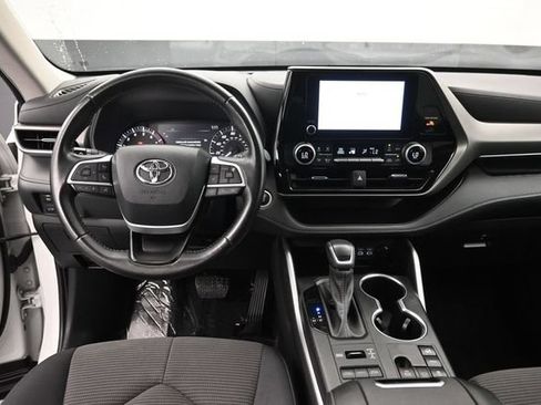 Used 2024 Toyota Highlander LE AWD/4WD image 11