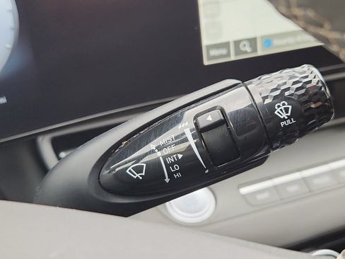 Used 2025 Hyundai Elantra SEL FWD image 27