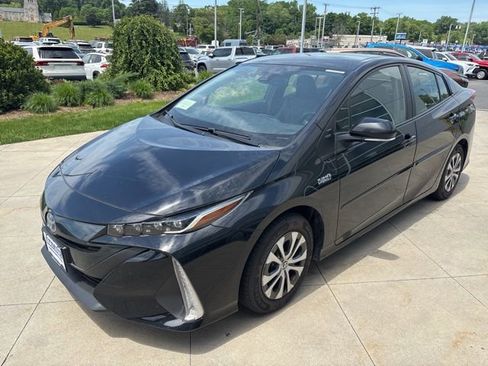 Used 2022 Toyota Prius Prime XLE FWD image 3
