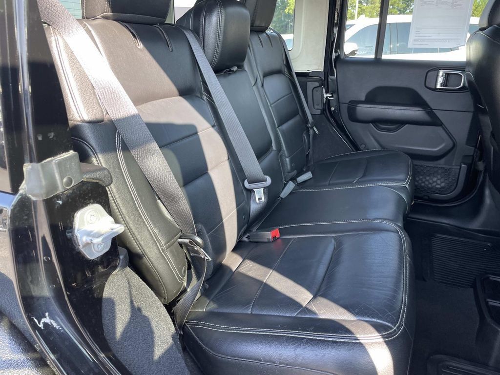 Used 2018 Jeep Wrangler Unlimited Sahara AWD/4WD image 31