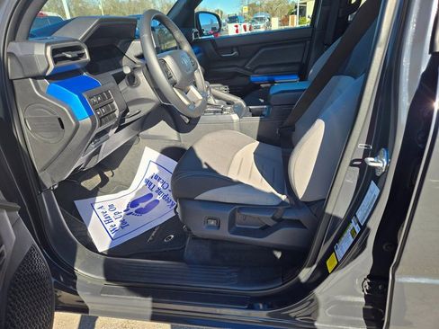 Used 2025 Toyota Tacoma TRD Off-Road image 7