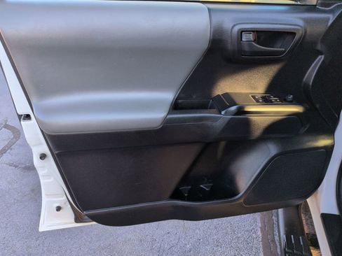 Used 2019 Toyota Tacoma SR w/ SX Package image 10