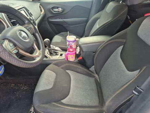 Used 2016 Jeep Cherokee Sport image 9