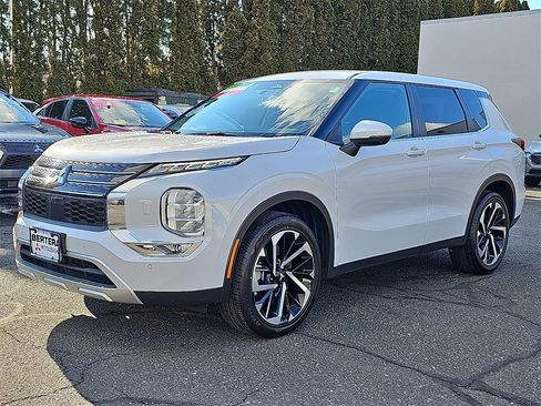 Used 2024 Mitsubishi Outlander SE image 3