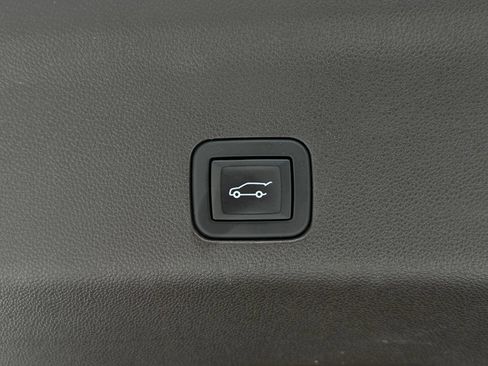Used 2024 GMC Yukon XL SLT AWD/4WD image 17
