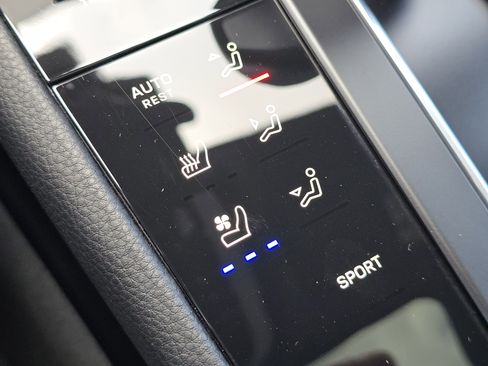 Certified 2025 Porsche Macan image 22